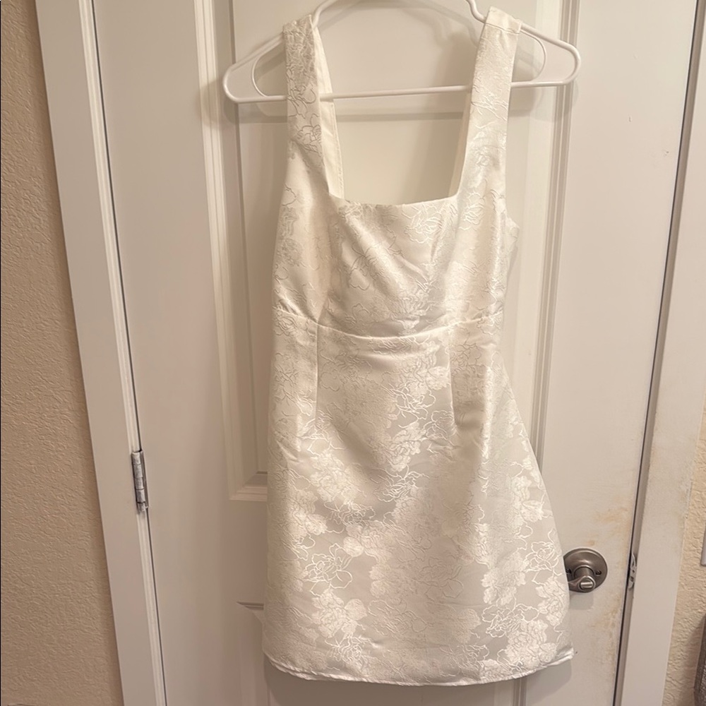 Elegant White Floral Mini Dress - Picture 6 of 8